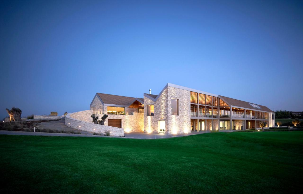 Minthis Resort Tsadha 외부 사진 The clubhouse at the Royal County of Berkshire Golf Club