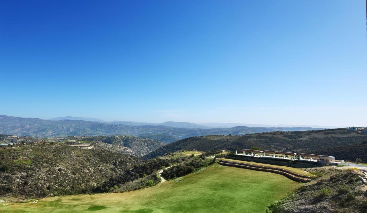 Minthis Resort Tsadha 외부 사진 View of the golf course