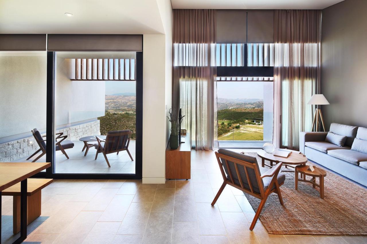 Minthis Resort Tsadha 외부 사진 The interior of a typical suite at the hotel