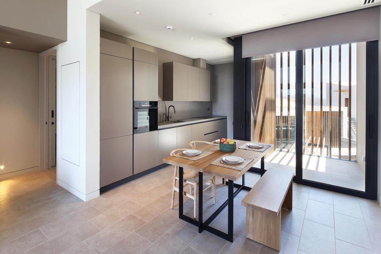 Minthis Resort Tsadha 외부 사진 The kitchen and dining area of a typical apartment