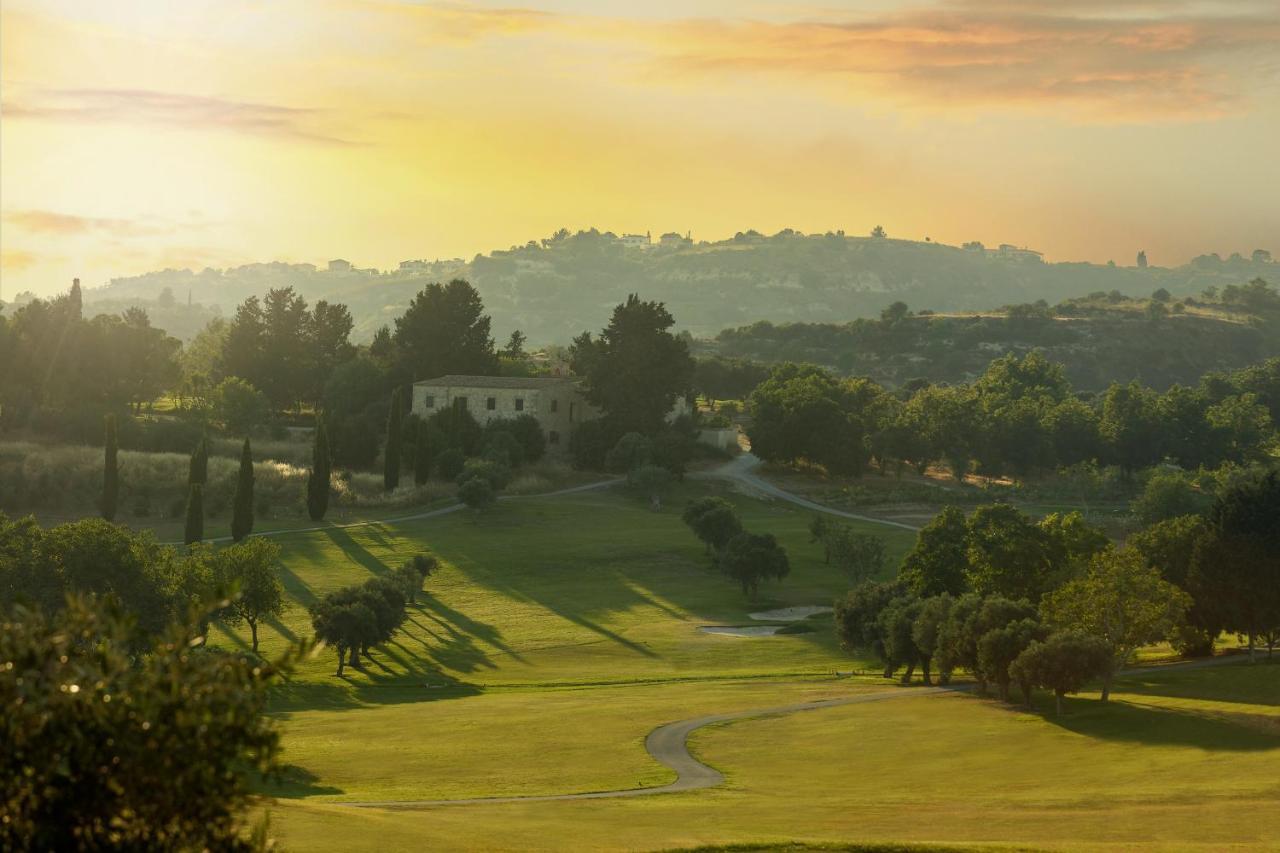 Minthis Resort Tsadha 외부 사진 View of the golf course