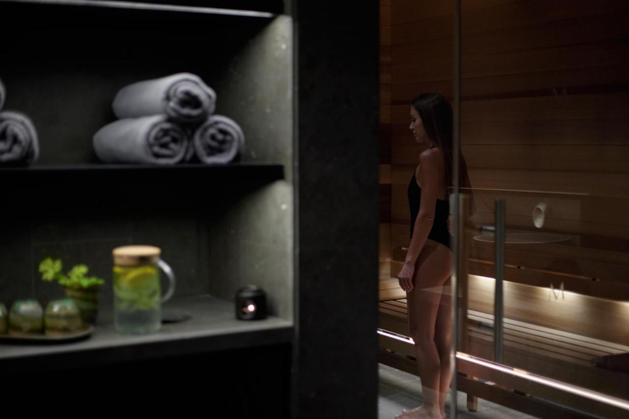 Minthis Resort Tsadha 외부 사진 A woman in a sauna