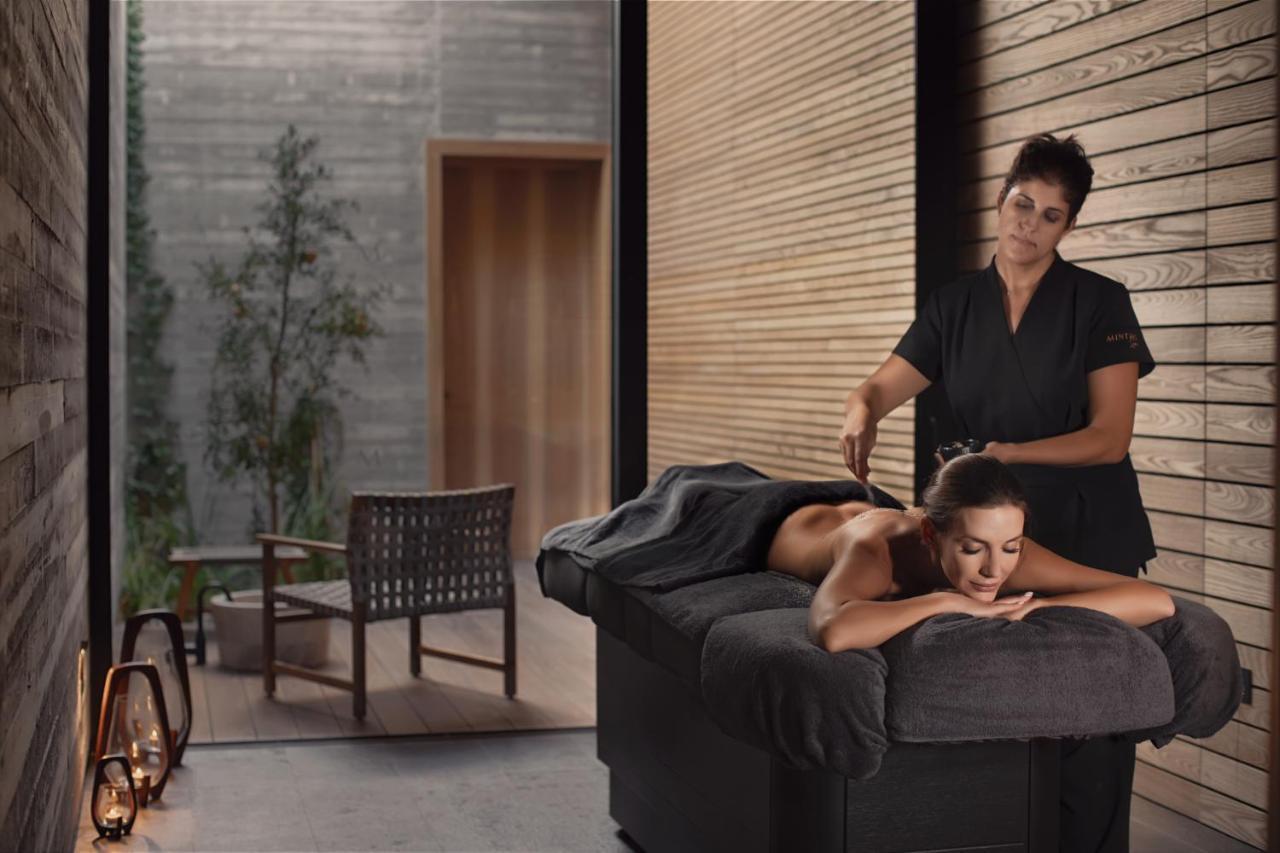 Minthis Resort Tsadha 외부 사진 A massage therapist at work